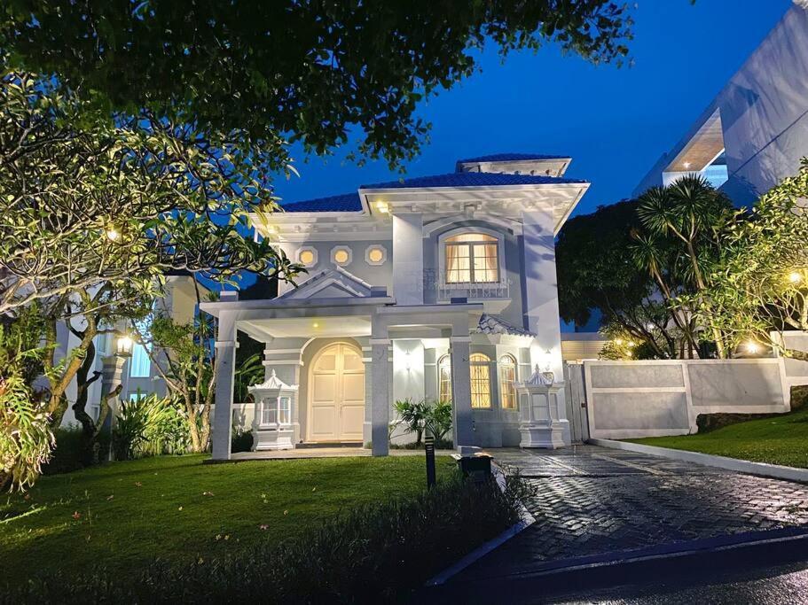 Tropical Villa By Villapedia Citaringgul Exterior photo